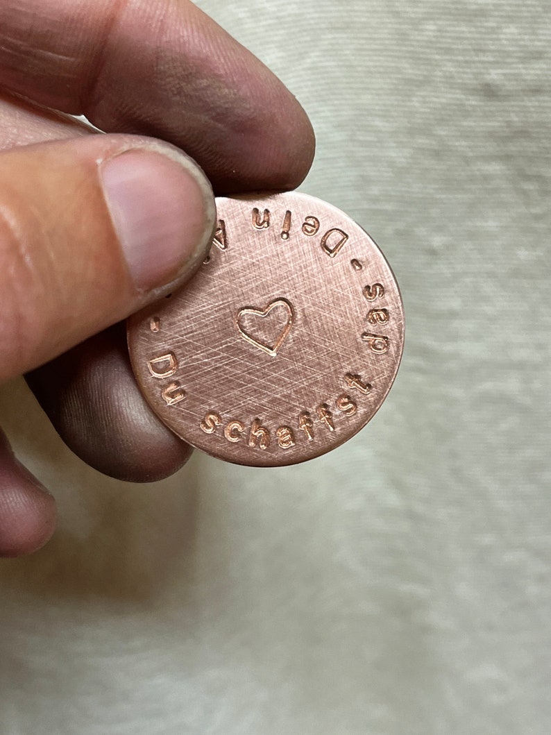 Wunschtext Münze personalisiert als Taschenumarmung, Glücksbringer Tochter Geschenk Taschenstein Mutmacher personalisiertes Geschenk Taufe Kupfer (rosé)