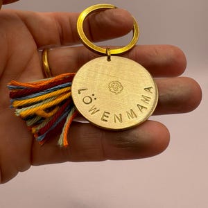 LION MOM Pendant – Prezent dla mamy o nieokiełznanej sile | Brelok Lwica na narodziny, Dzień Matki, rodzinę i siłę