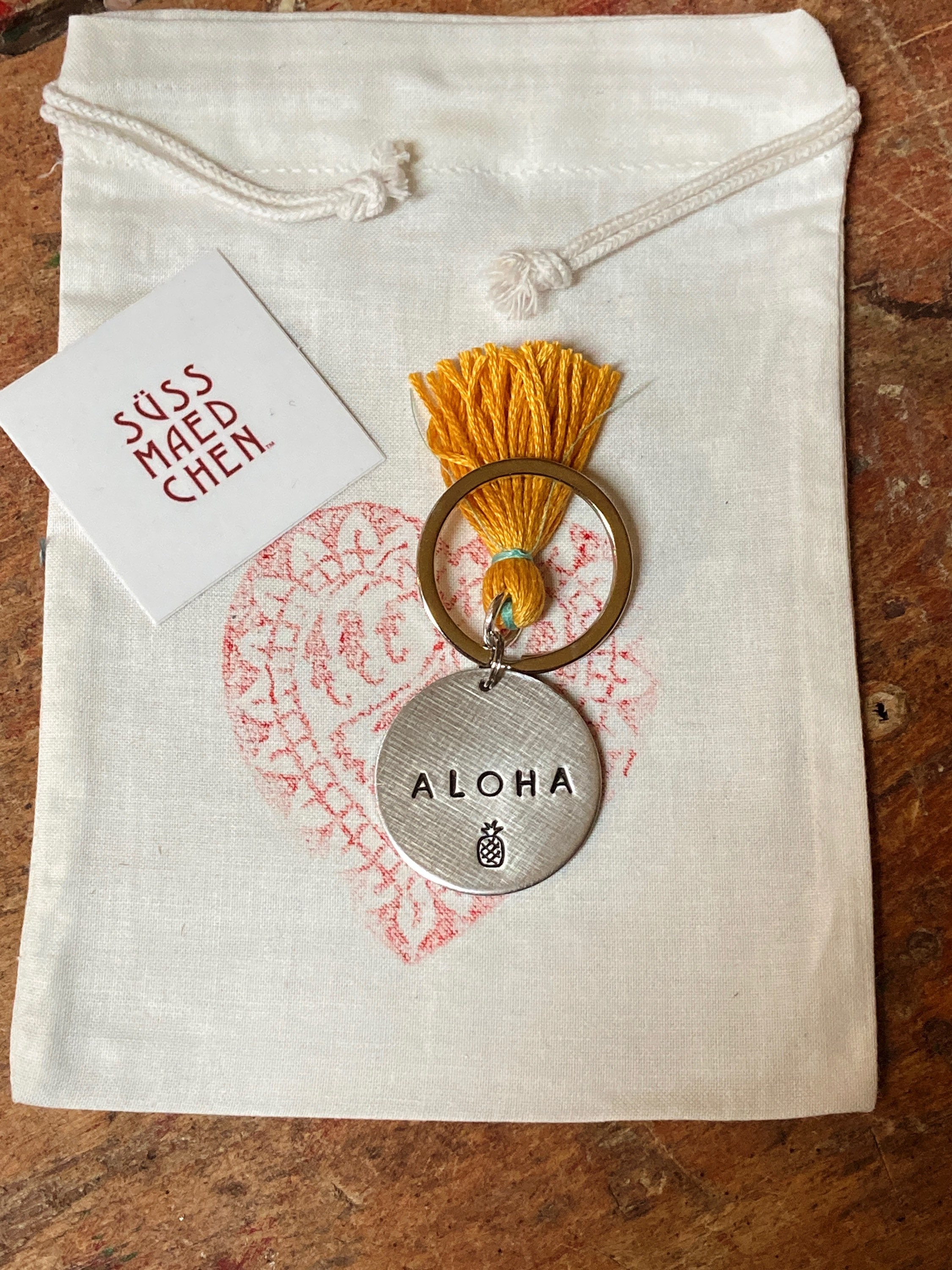 【韓国スタバ】Aloha Summer★Aloha Tassel Decoration Charm ALOHA | Hand Stamped Pendant With a Tassel | Keychain