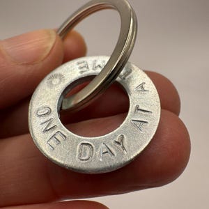 One-Day-At-A-Time Schlüsselanhänger mit Datum AA Münze Personalisierteres Geschenk zur Genesung Sober Ring Suchthilfe Geschenk Nüchternheit