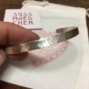 Gehämmerte Feinsilber Armspange mit Wunschtext innen handgestempelt Geschenk Ehemann Strukturarmreif Geburtstag Partnerarmreif Silberarmreif