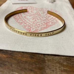 Pulseira Positive Vibes Only – Estampada à mão | Pulseira estreita de ouro | Dobrável e ajustável | Presente para ela | Handmade Berlin