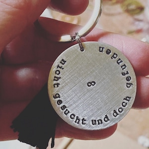 Schlüsselanhänger personalisiert Wunschtext Anhänger silber Spruchanhänger individuell Geschenk Hochzeitsdatum Taschenanhänger Glücksbringer