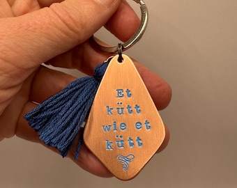 Et kütt wie et kütt Keychain – Hand Stamped Copper Quote Tag Cologne Saying Gift | Rose Keyring with Tassel | Handmade in Berlin