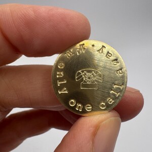 I am only one call away Münze handgestempelt Taschenumarmung für beste Freundin Fernbeziehung Geschenk Freund coin Oma Opa Umarmung