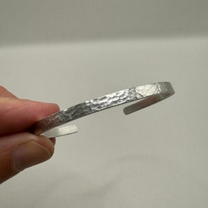 Brazalete de plata 925 martillado con el texto deseado dentro del brazalete estrecho estampado a mano regalo de boda brazalete de pareja de cumpleaños