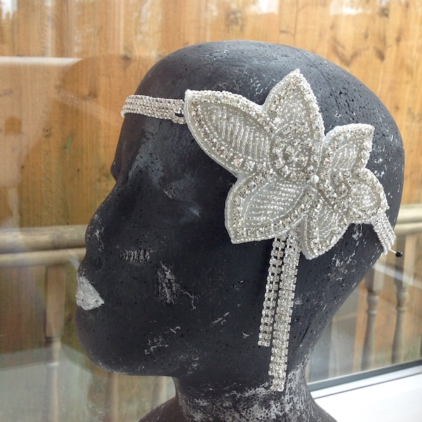 DONNA avant-garde Gatsby des années 1920, grand bandeau de mariée gris argenté avec chaîne et diadème de perles et de perles de strass Nœud papillon en ruban gris.