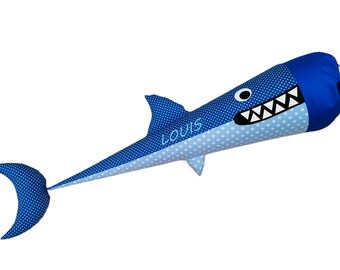 Schultüte Hai blau aus Stoff mit Kissen, individualisiert mit Namen des Kindes