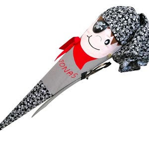 Schultüte Pirat aus Stoff, individualisierbar mit Name und Haarfarbe, Ohrring, Kissen, abnehmbare Augenklappe und Säbel zum spielen