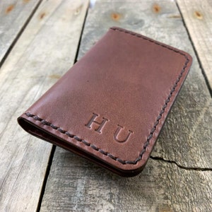 Personalisierte Vertikale Bifold-Brieftasche aus Känguruleder - Kompakter und stilvoller Kartenhalter, handgefertigte Brieftasche