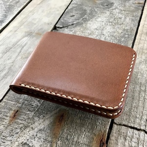 Handgefertigtes Känguru Leder Portemonnaie von Nivisto. Langlebig, stilvoll und perfekt zum Verschenken. Personalisieren Sie es für eine einzigartige Note!