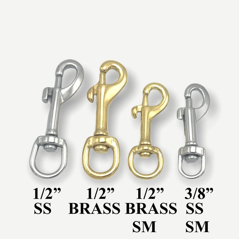 Op de afbeelding: Vier metalen gespen, twee in zilver en twee in goud. De gespen zijn 1/2 inch en 3/8 inch groot. De zilveren gespen zijn gemarkeerd met "SS" en de gouden gespen met "BRASS".