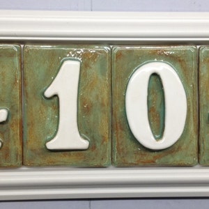 Sinal de endereço emoldurado. 4 números Seagreen mostrados. À prova de intempéries.