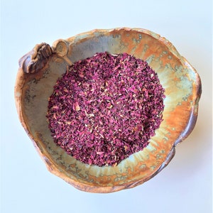 Pétalas de rosas secas trituradas naturais // Pétalas de rosas trituradas reais // Perfeitas para confetes de casamento biodegradáveis