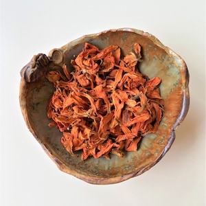 Natural dried orange daylily//Flower buds has pea-like flavor// To be used as relish in soups as relish //Flower only booming for one day