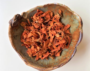 Natural dried orange daylily//Flower buds has pea-like flavor// To be used as relish in soups as relish //Flower only booming for one day