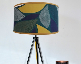 LAMPSHADE-Muster mit stilisierten blauen, weißen und gelben Blättern