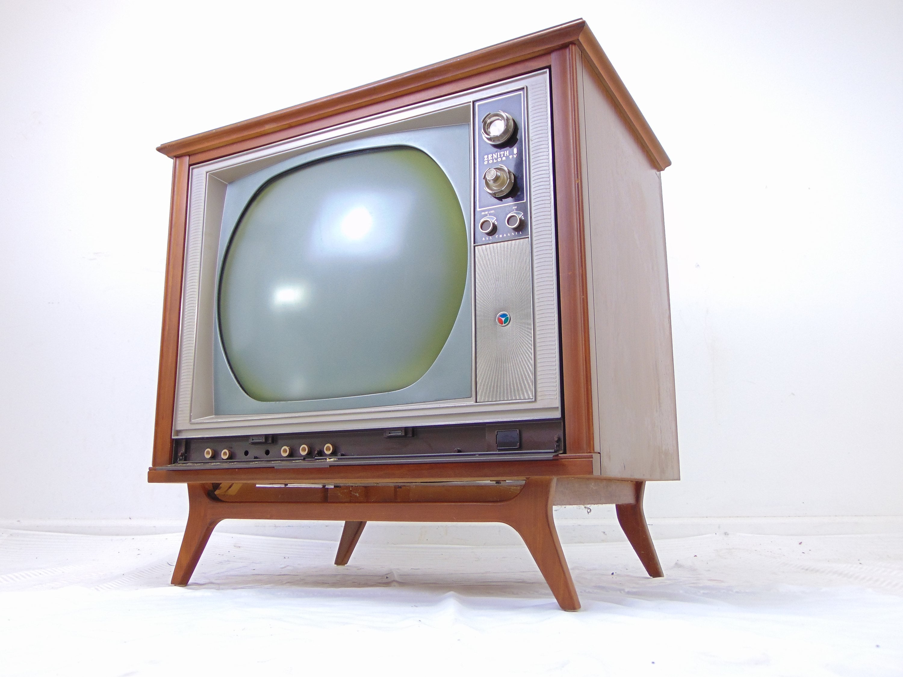 Vintage Mid Century Television TV se enciende -  España
