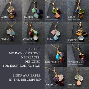 Może przedstawiać: Kolaż 12 złotych naszyjnik&oacute;w z surowymi kamieniami szlachetnymi, z kt&oacute;rych każdy reprezentuje inny znak zodiaku. Naszyjniki są wyświetlane na ciemnym tle z nazwą znaku zodiaku i rodzajami kamieni szlachetnych wymienionymi pod każdym naszyjnikiem. Tekst "Odkryj moje surowe naszyjniki z kamieniami szlachetnymi, zaprojektowane dla każdego znaku zodiaku." jest wyświetlany w środku kolażu. Tekst "Linki dostępne w opisie" jest wyświetlany na dole kolażu.