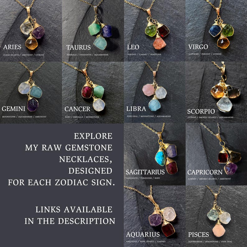 Może przedstawiać: Kolaż 12 złotych naszyjnik&oacute;w z surowymi kamieniami szlachetnymi, z kt&oacute;rych każdy reprezentuje inny znak zodiaku. Naszyjniki są wyświetlane na ciemnym tle z nazwą znaku zodiaku i rodzajami kamieni szlachetnych wymienionymi pod każdym naszyjnikiem. Tekst "Odkryj moje surowe naszyjniki z kamieniami szlachetnymi, zaprojektowane dla każdego znaku zodiaku." jest wyświetlany w środku kolażu. Tekst "Linki dostępne w opisie" jest wyświetlany na dole kolażu.