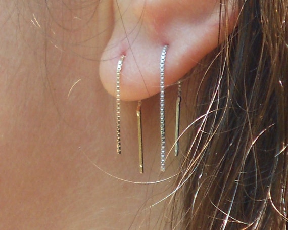 fine gold plated earrings pull through ears, dangling, tiny earrings -  Detail de Mode