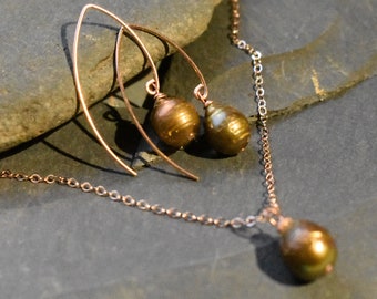 Conjunto de joyas de perlas barrocas de oro rosa: collar y pendientes de agua dulce