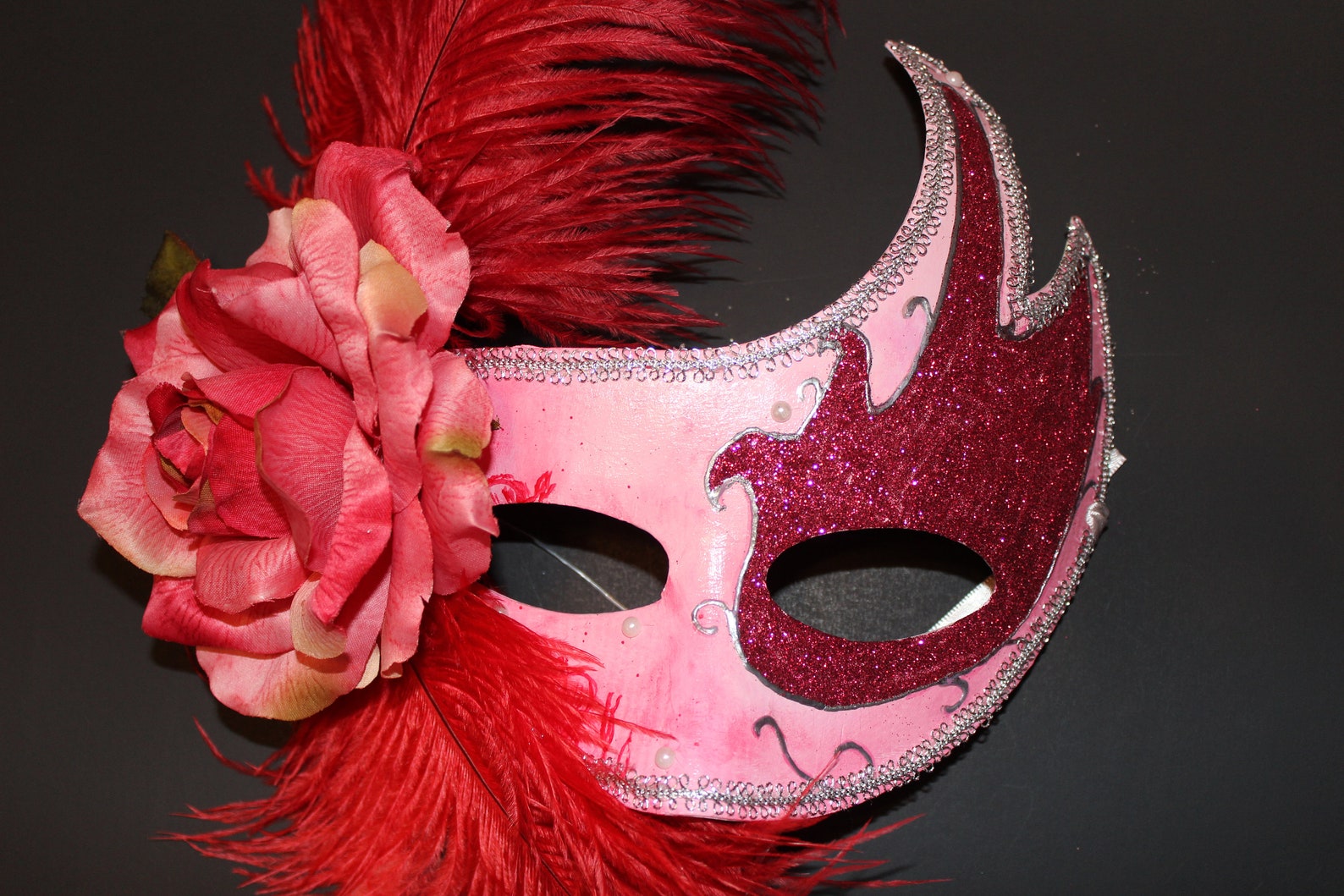 Máscara rosa rosa con plumas rojas y brillo Etsy