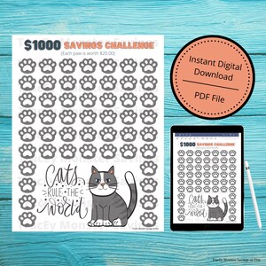 Puede incluir: Una descarga digital imprimible de un rastreador de desafío de ahorro de 1000 €. El rastreador presenta un diseño de huella de pata gris con el texto "Cats Rule the World". Cada huella de pata representa 20 €.