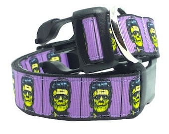 Puede incluir: Un collar para mascota de color morado con un estampado gráfico repetitivo de un monstruo de cara verde y cabello oscuro. El collar incluye una hebilla de plástico negra y una anilla de metal plateado para sujetar la correa.