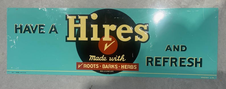 K&ouml;nnte beinhalten: Ein Vintage-Hires-Schild mit t&uuml;rkisfarbenem Hintergrund und fettem Text. Das Schild lautet "HAVE A Hires AND REFRESH" mit "Hires" in gro&szlig;en gelben Buchstaben &uuml;ber einem schwarzen Kreis. Das Schild besagt auch "Made with ROOTS &bull; BARKS &bull; HERBS".