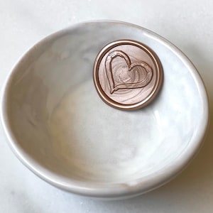 ブラシ仕上げのハートワックスシール / 粘着ワックスシール / 結婚式招待状シール / 剥がして貼るワックスシール / 装飾シール / 愛 / ブラシストローク