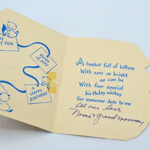 K&ouml;nnte beinhalten: Eine Vintage-Geburtstagskarte mit einer blauen und wei&szlig;en Illustration von K&auml;tzchen und dem Text "Ein Korb voller K&auml;tzchen mit Augen, die so hell sind wie m&ouml;glich, mit vier besonderen Geburtstagsw&uuml;nschen f&uuml;r jemanden, der mir am Herzen liegt. Alles Liebe, Mama und Oma."