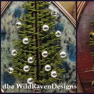 Pode incluir: Três imagens de close-up de árvores de Natal envoltas em arame com contas de diferentes cores. A primeira árvore tem contas de cobre e ouro, a segunda tem contas de prata e a terceira tem contas de ouro.