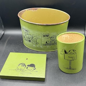 Vtg 1961 Peanuts Snoopy Charlie Brown Desk Set Mail Pail Pen Cup & Pen Holder