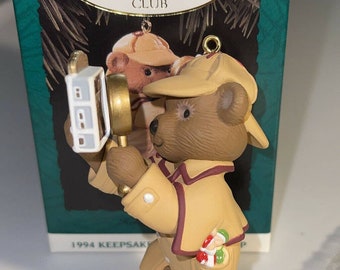 Keepsake Ornament Detective Bear 1994 Holiday Pursuit Collector's Club Mint! KK W