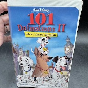 Könnte beinhalten: VHS-Videokassettenhülle mit dem Disney-Film 101 Dalmatiner II: Patchs London-Abenteuer. Das Cover zeigt ein Cartoon-Bild von Dalmatiner-Hunden, darunter Patch, vor dem Big Ben.