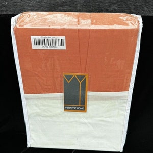 Könnte beinhalten: Ein Set Bettwäsche in Orange und Weiß mit einem Etikett mit der Aufschrift "Vern Yip Home" und einem Barcode mit den Nummern "130396 842 503" und "VEND 406736".