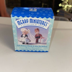 Brand NEW! Madame Alexander Merry Miniatures Park Avenue Wendy & Alex the Bellhop 1999. EE N