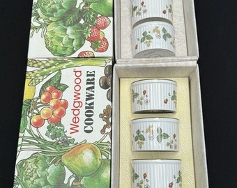 2 Wedgwood set van vier Vine Ramekins Wild Strawberry originele dozen Mint!