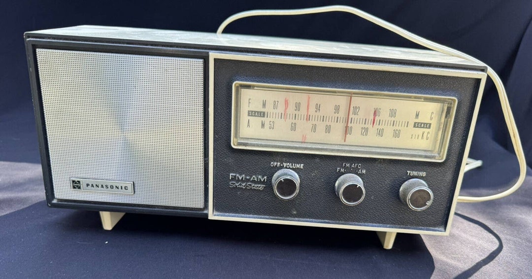Radio AM-FM Panasonic RE-7371 vintage avec boîtier en
