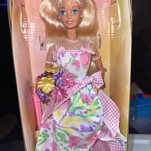 VINTAGE 1996 Spring Petals Barbie Doll (Brunette)-Avon Exclusive Special Edition