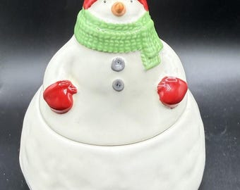 Tarro de galletas con forma de muñeco de nieve de Hallmark, dulces y golosinas para Navidad y decoración navideña.