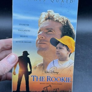 VHS THE ROOKIE Dennis Quaid (Walt Disney) Based On A True Story Excellent Con!