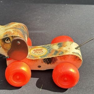 Fisher-Price Little Snoopy Juguete de madera para tirar con forma de perro que se tambalea 1965 EE. UU.