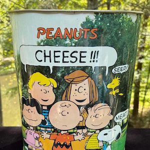 Vintage Cheinco Peanuts gang Saying  &quot;Cheese&quot; For A Photo - Metal Trash Can Charlie Brown Snoopy Woodstock