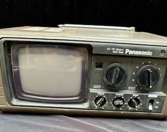 Vintage 1976 Panasonic Solid State TR-515 Army Green Portable Television Works!