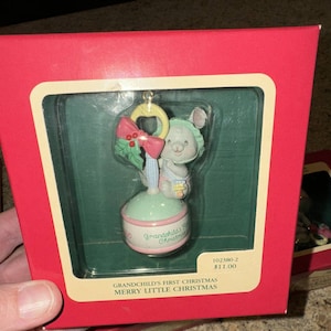 ¡Nueva menta! Carlton Cards Heirloom Collection Nietos Primera Navidad 1990 B
