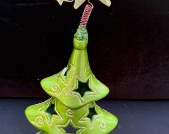 Vela aromática Pier 1 con forma de árbol de Navidad, color verde dorado y estrella, 33 cm (13 pulgadas), estilo Krinkles.