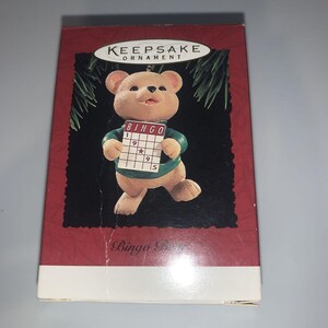 Novo em folha! 1995 Hallmark BINGO BEAR Ornamento URSO Segurando Caixa de Cartão de Bingo 5