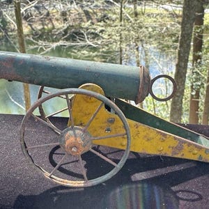 ヴィンテージおもちゃ ブリキ製 金属製 軍用大砲 野砲 砲兵おもちゃ 